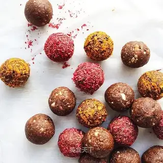 Mix the berries and snack balls