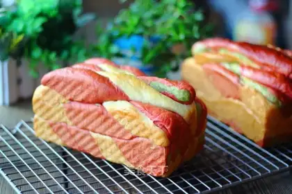 Three-colour toast