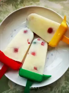 A fruit-rich milk ice cream