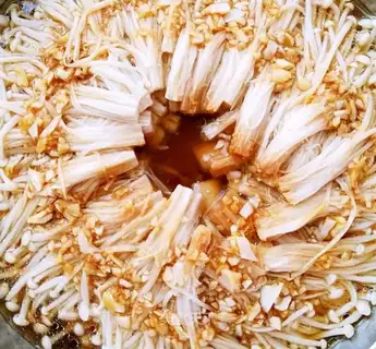 Garlic evaporates gill mushrooms