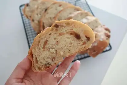 No black-coloured walnut buns
