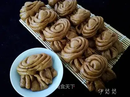 Red sugar rolls