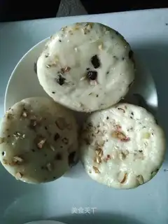 A bowl of cake