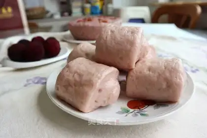 Yang Mei cut the buns