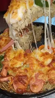 Spaghetti pizza