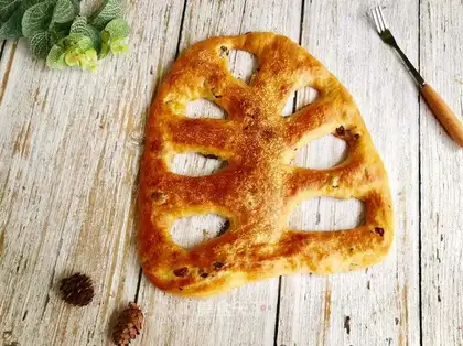 Leaf-shaped pie