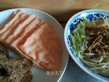 Green bean sprouts with cucumbers and steam cakes