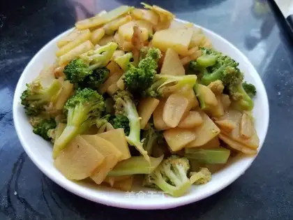 Potato chips and broccoli