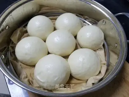 White-faced buns