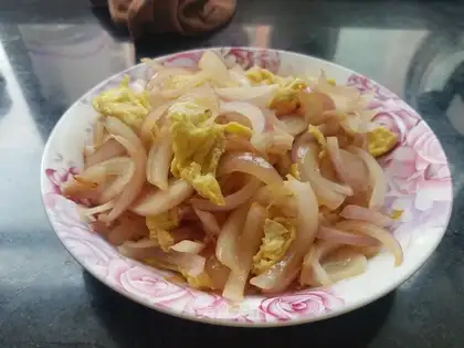 Onion fried eggs
