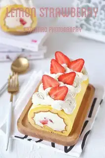 Lemon strawberry roll