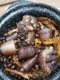 Pigtail black beans