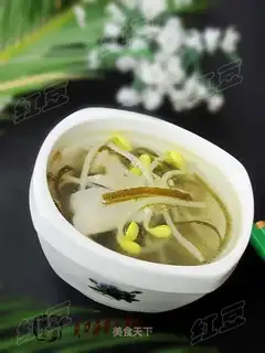 Delicious seaweed bean sprout soup