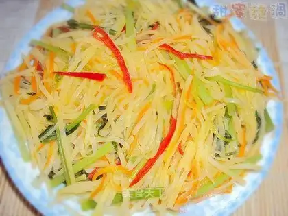Spicy stir-fried celery shredded potatoes