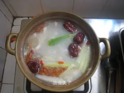 Tongzi bone soup