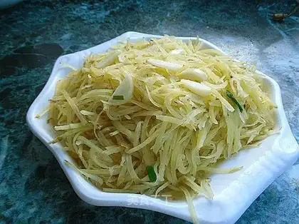 stir-fried shredded potatoes with garlic