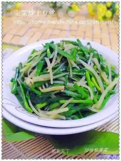 stir-fried shredded potatoes with leeks