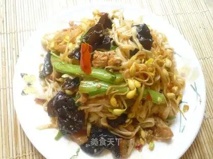 Mixed noodles with braised pork sauce