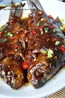Braised crucian carp in soy sauce
