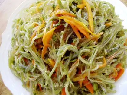 stir-fried rice flour with green bean sprouts