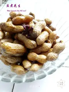 Boiled peanuts in salt
