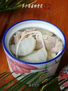 Stewed ribs with radish, mushroom and mushroom