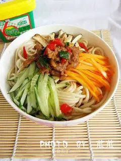 Fried noodles with shredded green onion oil and bean paste