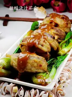 Sweet and sour tomato box with sauce