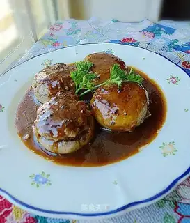 Stuffed pork with mushroom in black pepper sauce
