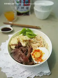 Mixed noodles with chicken in mushroom sauce