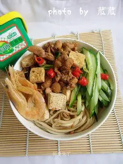 Noodles with tofu and chicken diced with fried sauce