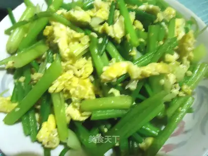 Scrambled eggs with parsley