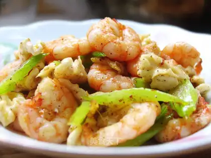 Fried shrimp with walnuts