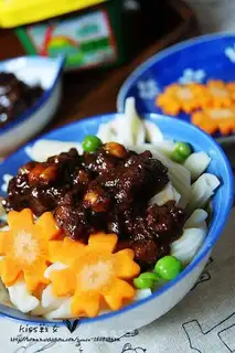 Spicy beef noodles with fried sauce