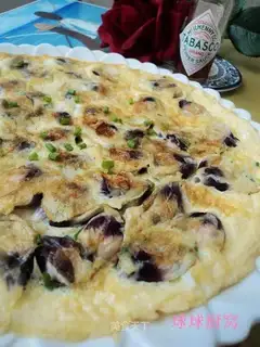 Fried eggs with hibiscus flowers