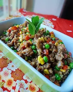 stir-fried vegetables with minced pork in oyster sauce