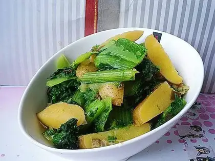 Stewed potatoes with cabbage