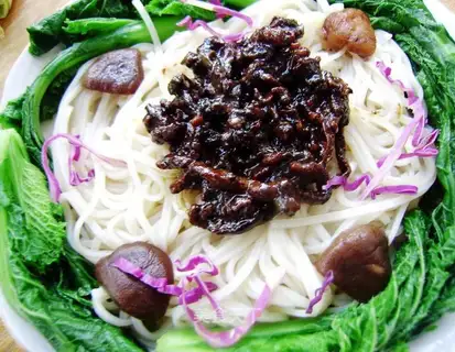 Noodles with mushroom and shredded pork with fried sauce