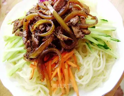 Noodles with onion and chicken fried sauce