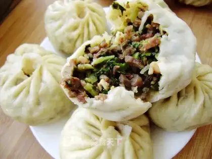 Sauce pork and cabbage buns