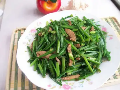 stir-fried pork with leek moss