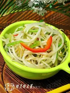 Cooking mung bean sprouts with vinegar