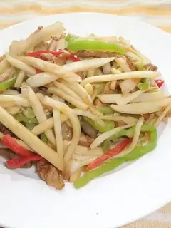 stir-fried shredded pork with rice straw