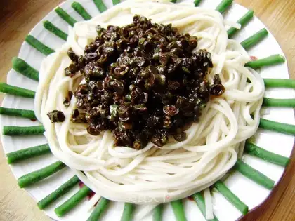 Noodles with bean paste with shredded bean