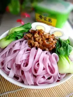 Rice noodles with mushroom and bean sauce