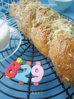 Red bean crisp and fluffy grain braid bun