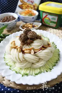 Beef meatballs with pigtails and fried sauce noodles