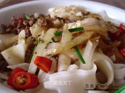 Mixed noodles with shredded radish in fried sauce