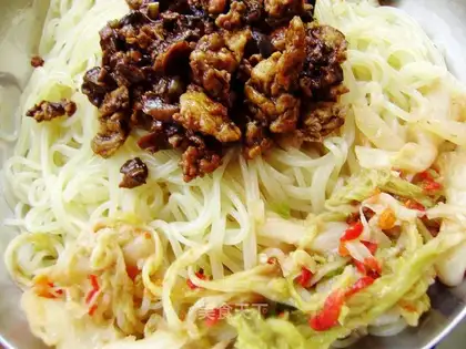 Spicy cabbage noodles with fried sauce