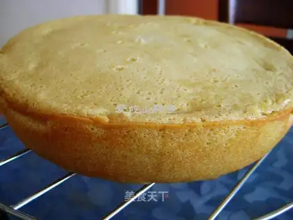 Electric rice cooker makes cakes